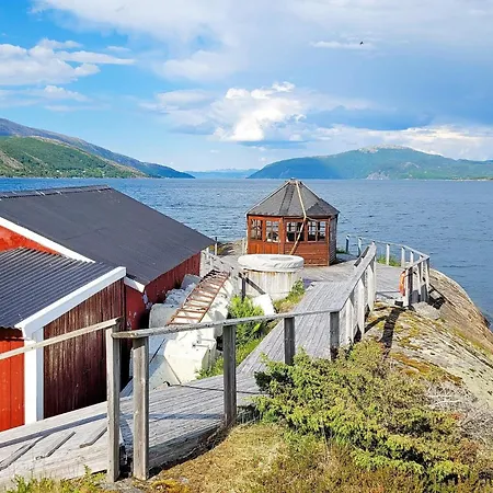 6 Person In Sandhornoy *